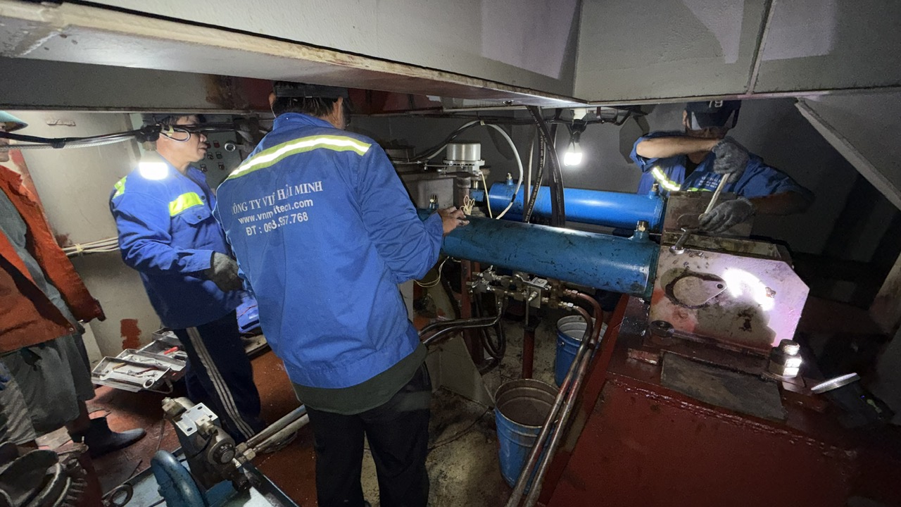 sửa hệ thống lái thủy lực tàu biển.jpg
