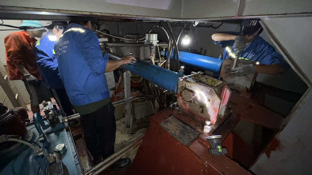 sửa máy lái thủy lực tàu biển.jpg