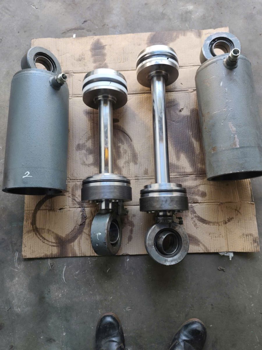 bảo dưỡng định kỳ máy lái thủy lực tàu biển.jpg