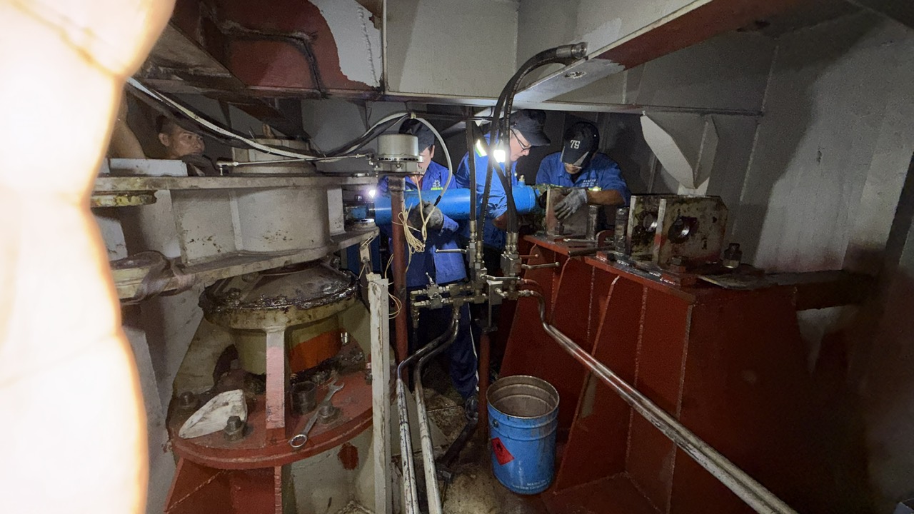 bảo dưỡng trục lái thủy lực tàu.jpg