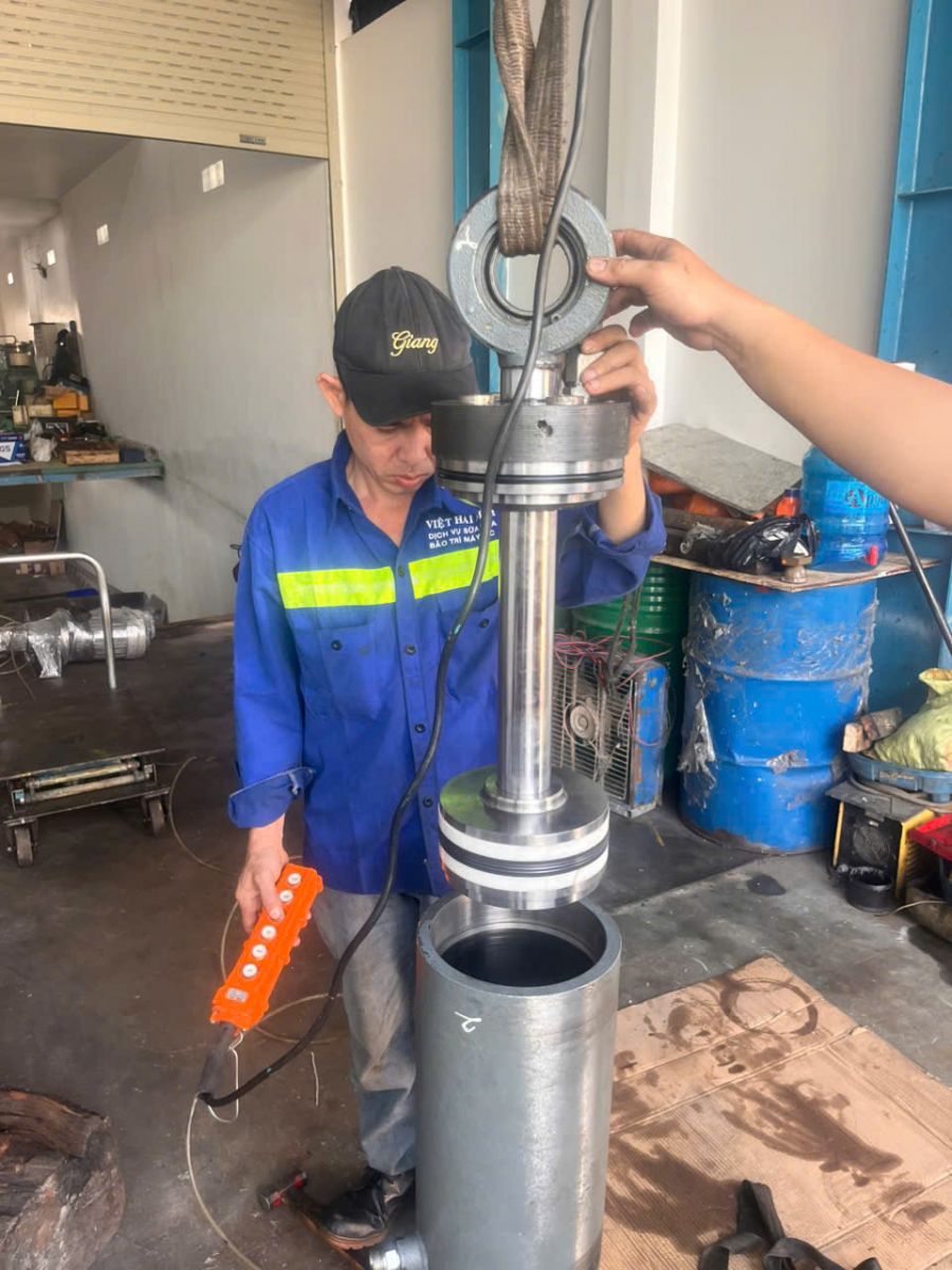 bảo trì máy lái thủy lực tàu biển.jpg