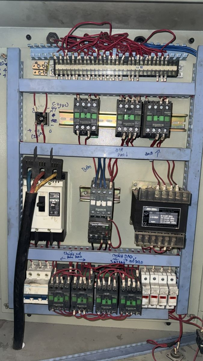 sửa hệ thống điện điều khiển máy lái.jpg