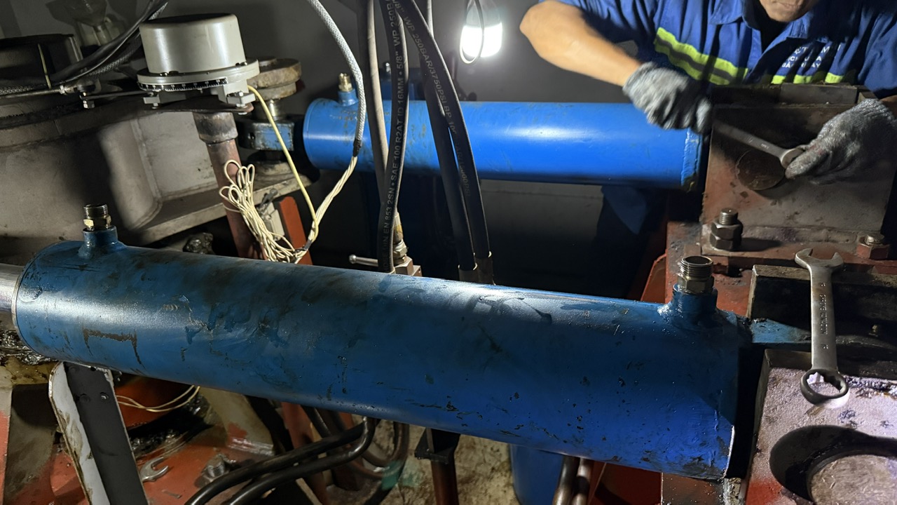 dịch vụ hoán cải máy lái tàu biển.jpg