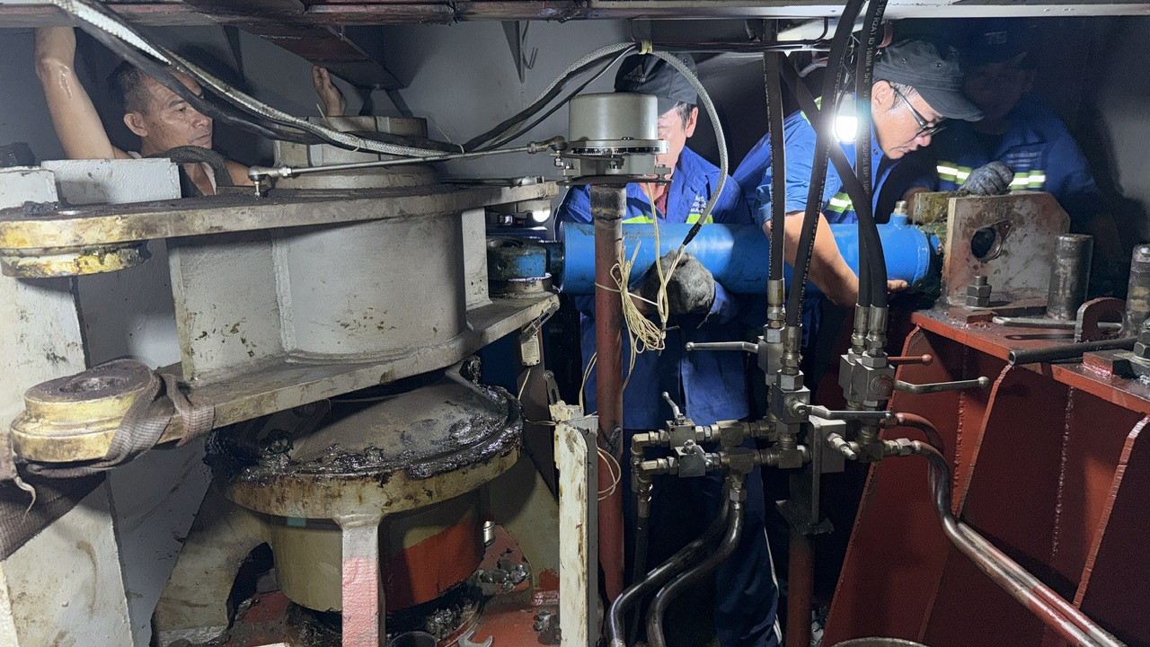 sửa hệ thống lái bánh lái tàu biển.jpg