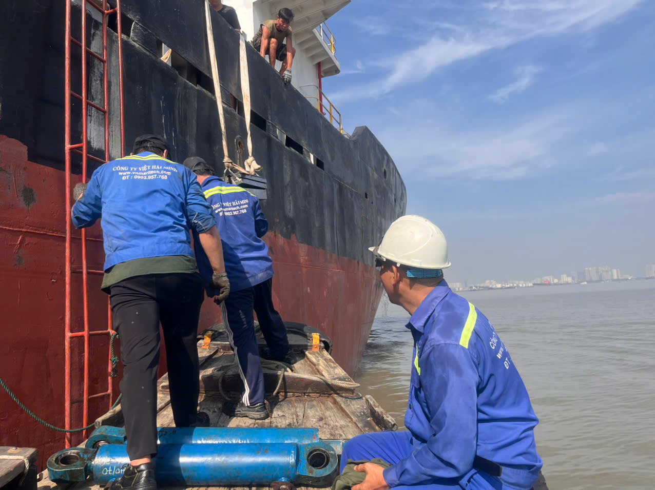 lắp đặt hệ thống máy lái tàu biển.jpg