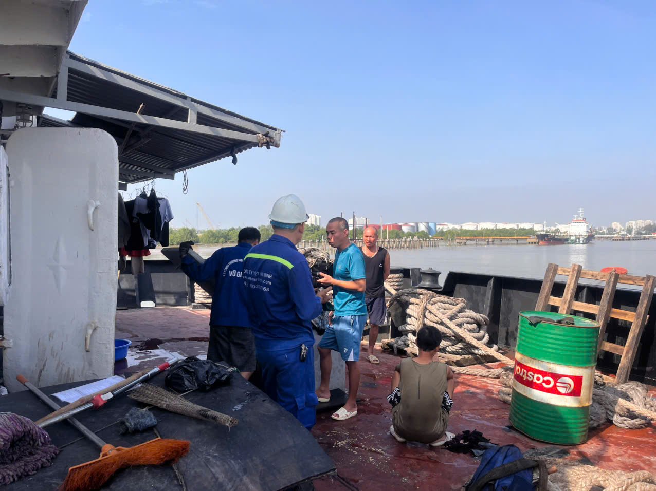 cung cấp phụ tùng máy lái tàu biển.jpg