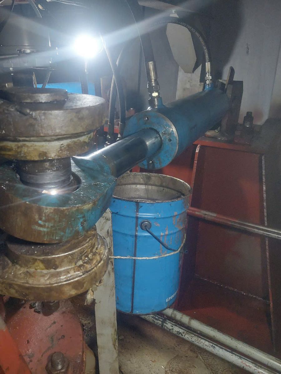 cung cấp phụ tùng máy lái tàu thủy.jpg