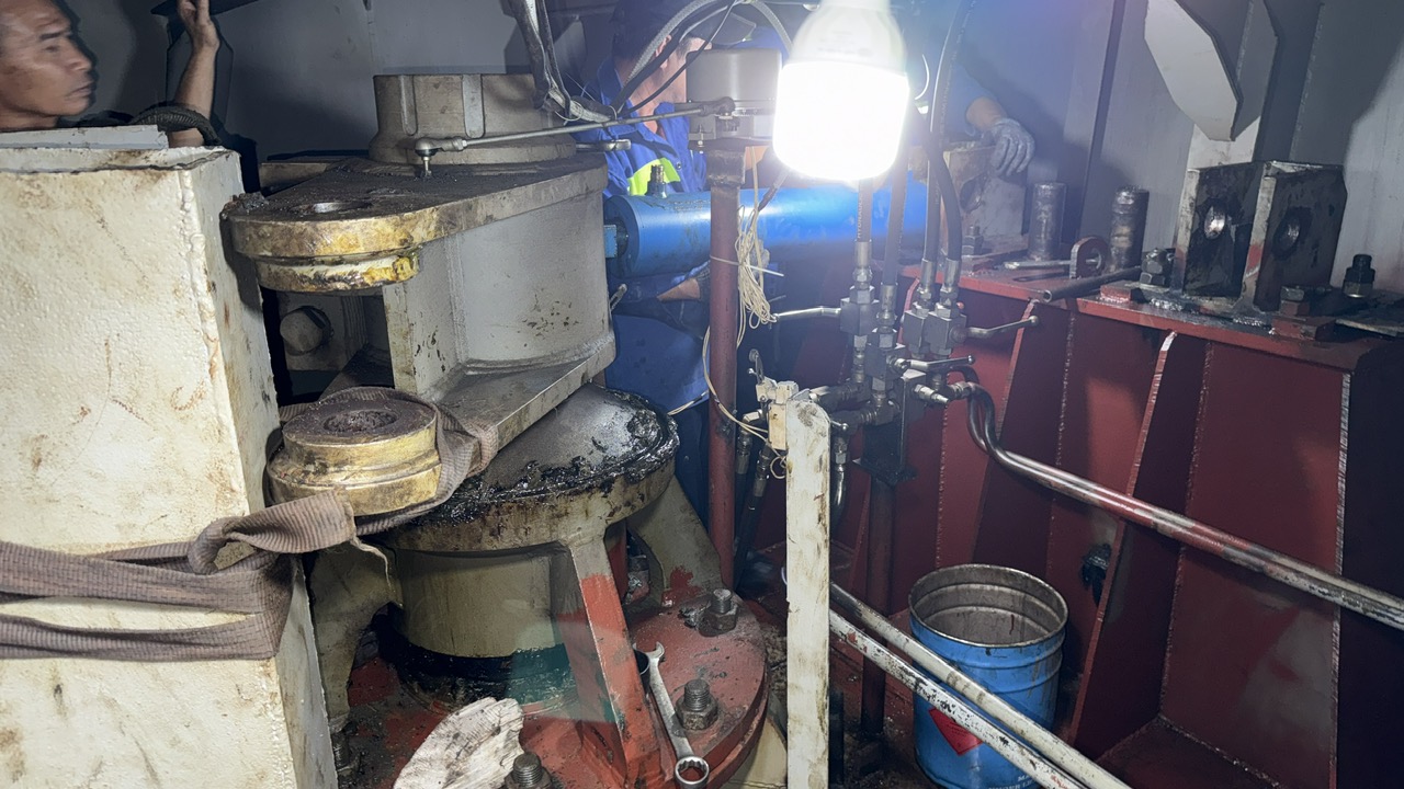 cung cấp vật tư máy lái tàu biển.jpg