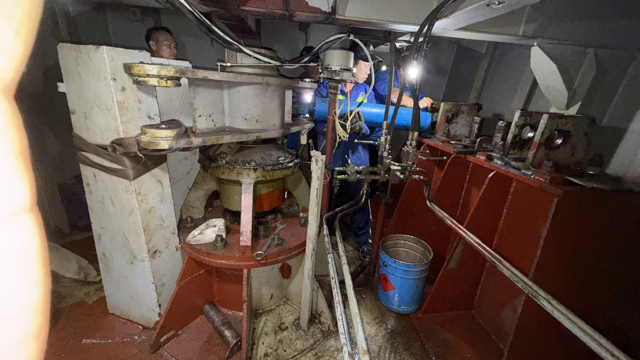 ty ben máy lái tàu thủy.jpg