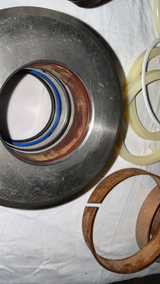 xy lanh thủy lực máy lái.jpg