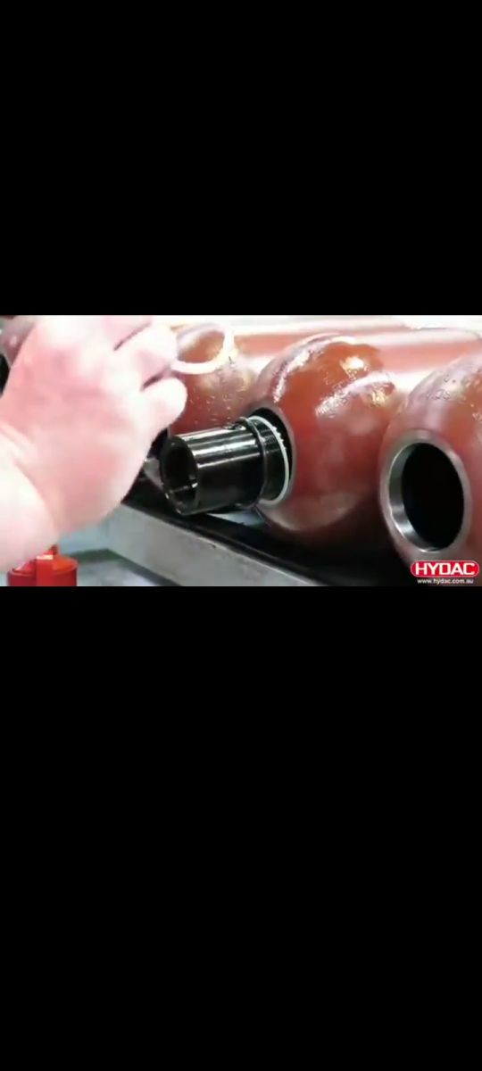 cung cấp bình tích áp thủy lực mới.jpg