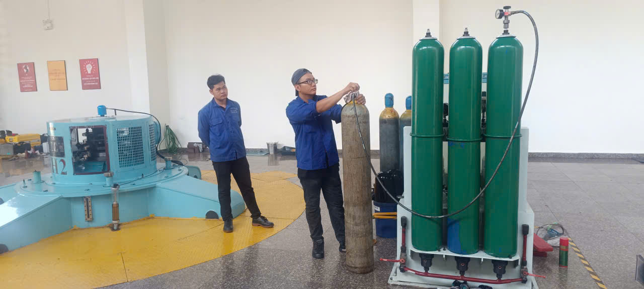 Nạp kh&iacute; nitơ b&igrave;nh t&iacute;ch &aacute;p.jpg