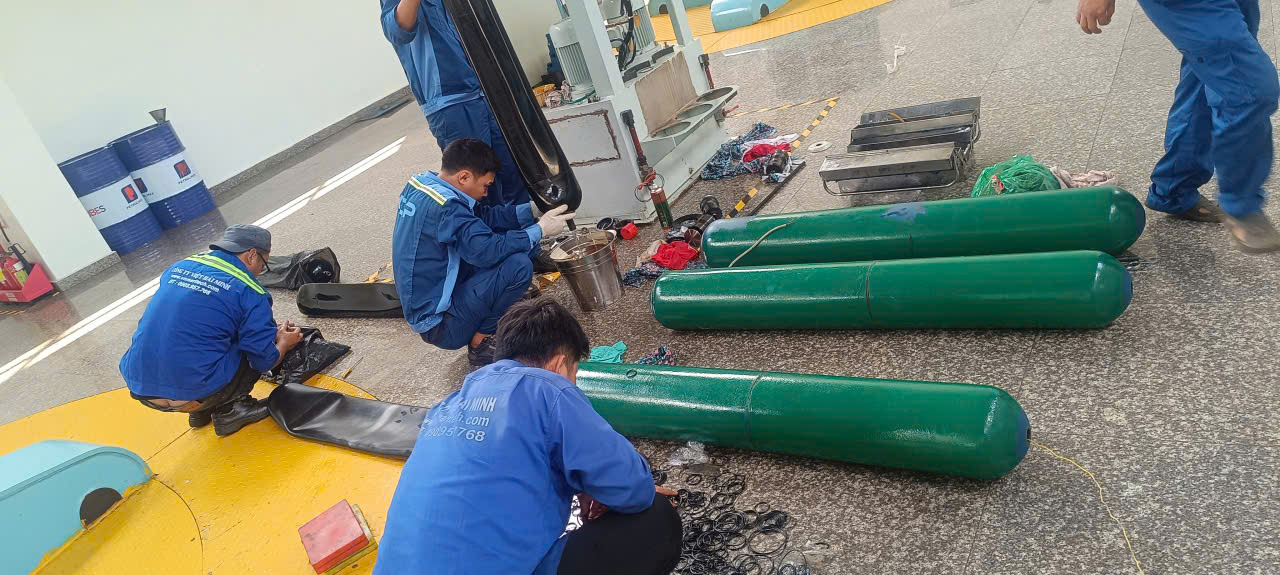 Thay ruột cao su b&igrave;nh t&iacute;ch &aacute;p.jpg