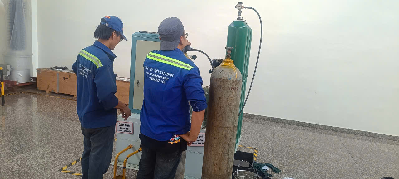 Thay đầu v&ograve;i v&agrave; nạp kh&iacute; nitơ b&igrave;nh t&iacute;ch &aacute;p.jpg