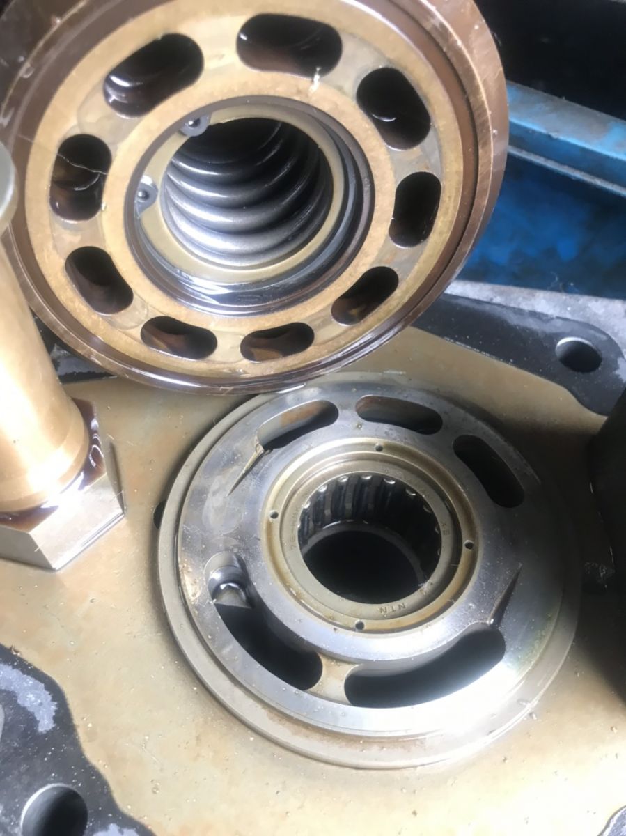 Kiểm tra &aacute;p suất bơm thủy lực sau sửa chữa.jpg
