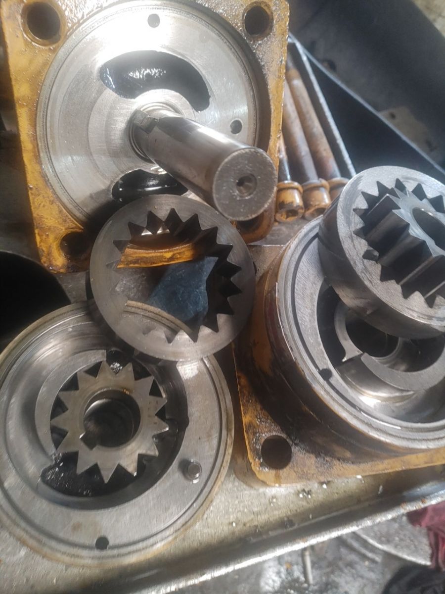 Giá phụ tùng thay thế bơm dầu thủy lực.jpg