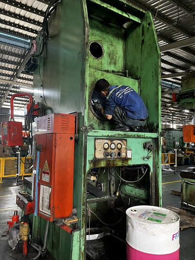 dai tu may dap Komatsu
