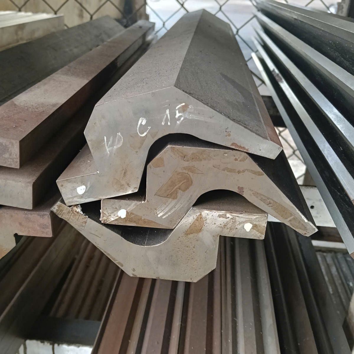 Cung cấp dao cắt t&ocirc;n thủy lực.jpg