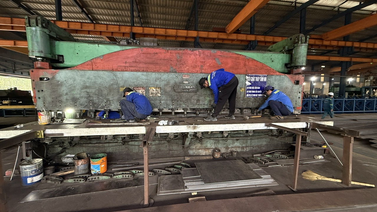 Gia c&ocirc;ng dao cối chấn CNC theo y&ecirc;u cầu.jpg