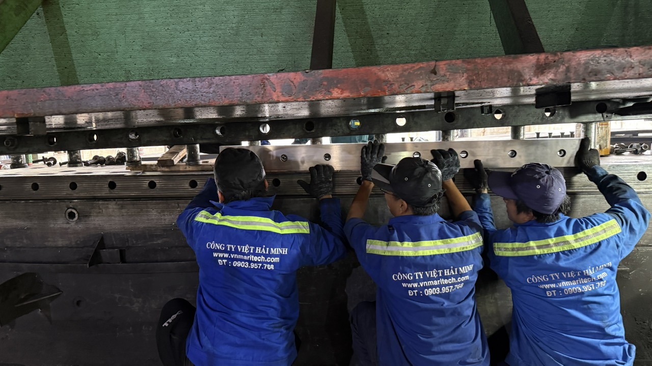 Gia c&ocirc;ng dao chấn SKD11 độ cứng cao.jpg