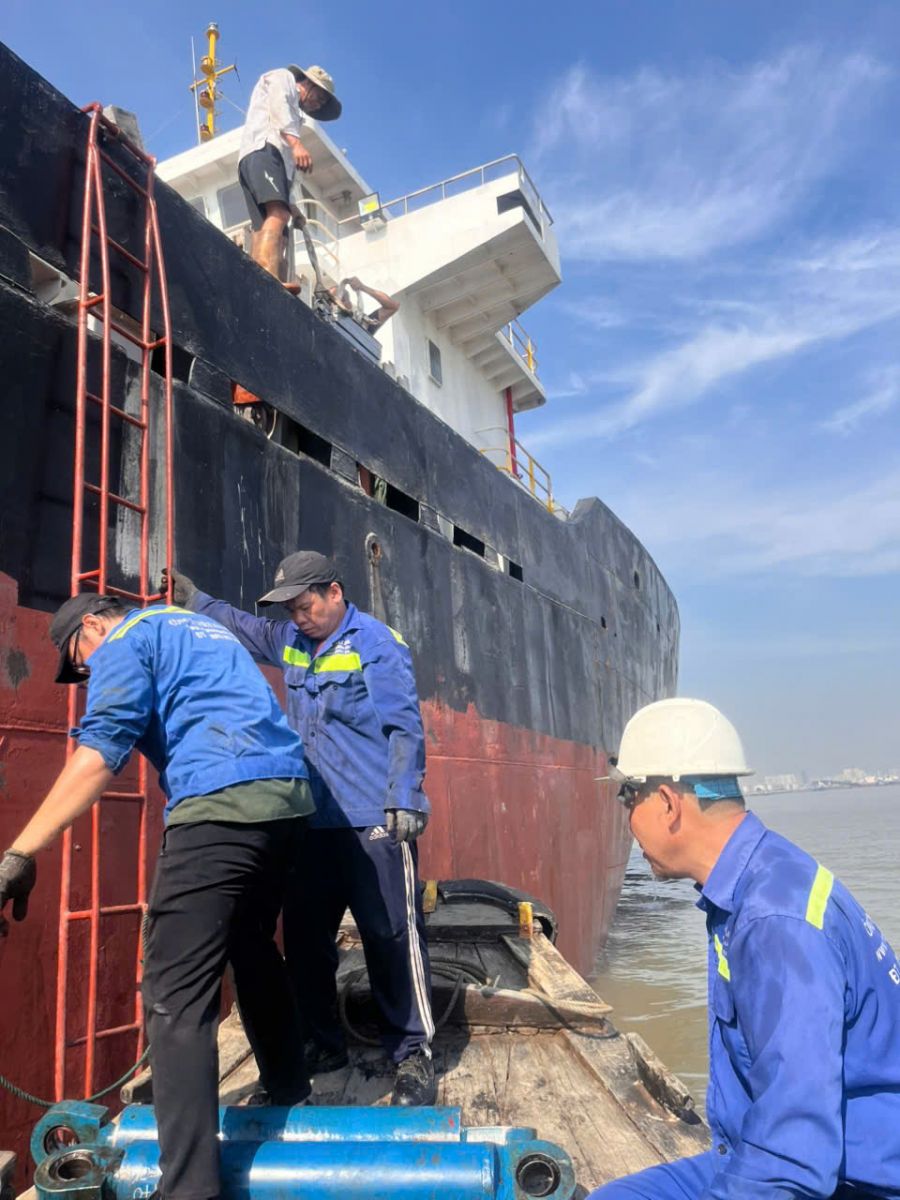 hoán cải hệ thống máy lái tàu biển.jpg