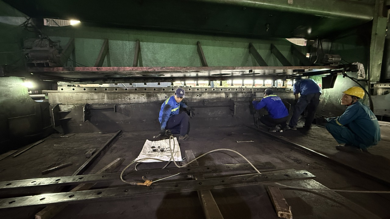 Đơn vị mài phục hồi dao chấn CNC.jpg