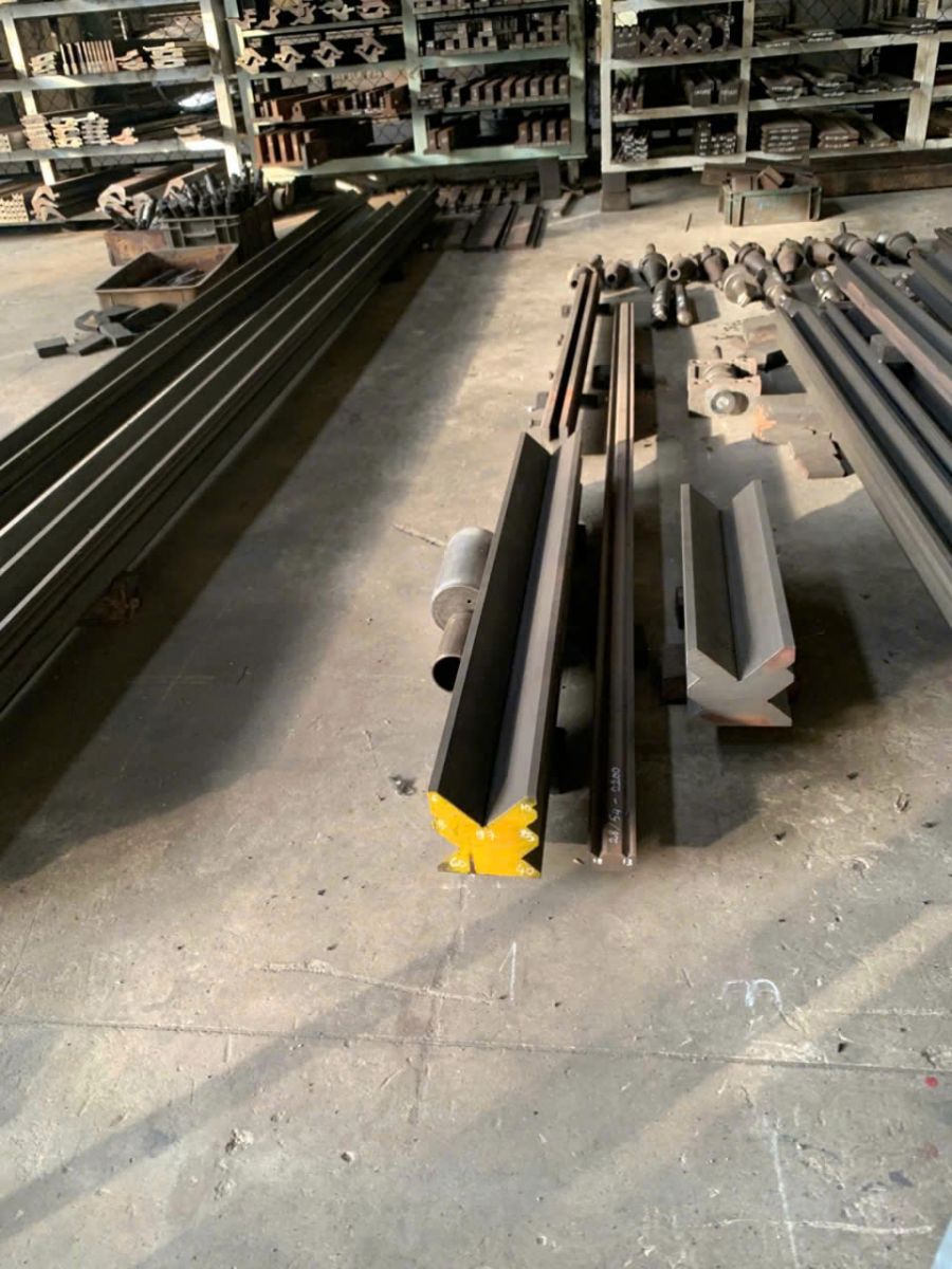 Đơn vị sản xuất dao cắt tôn thủy lực.jpg