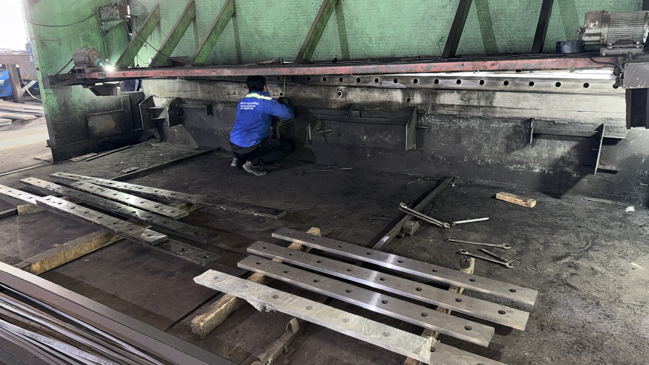 Bảo trì thay dao máy cắt tôn công nghiệp.jpg