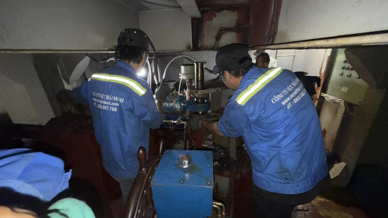 MÁY LÁI TÀU BIỂN