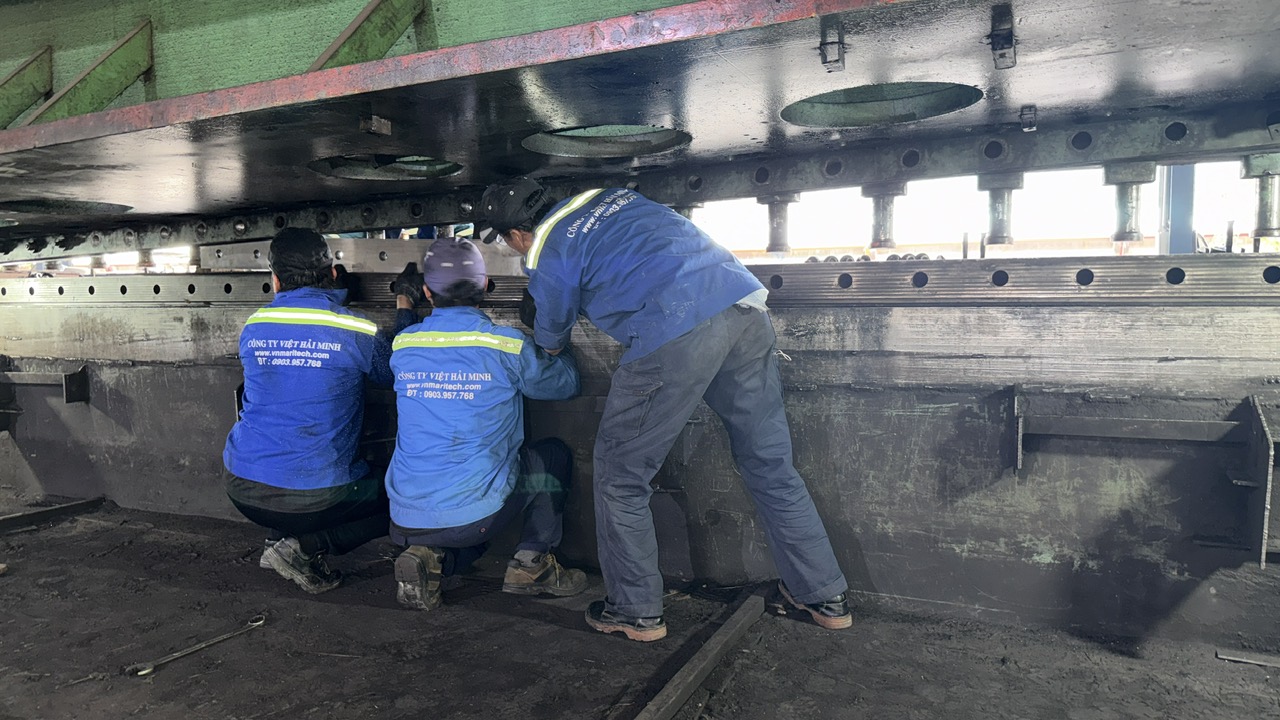 Đơn vị chuyên dao cối máy chấn CNC và máy cắt tôn thủy lực
